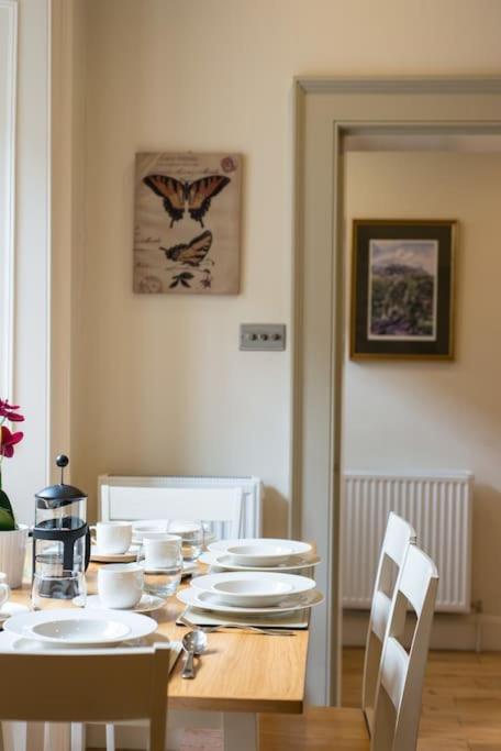 Self Catering , City Centre Apartment With Parking Edynburg Zewnętrze zdjęcie
