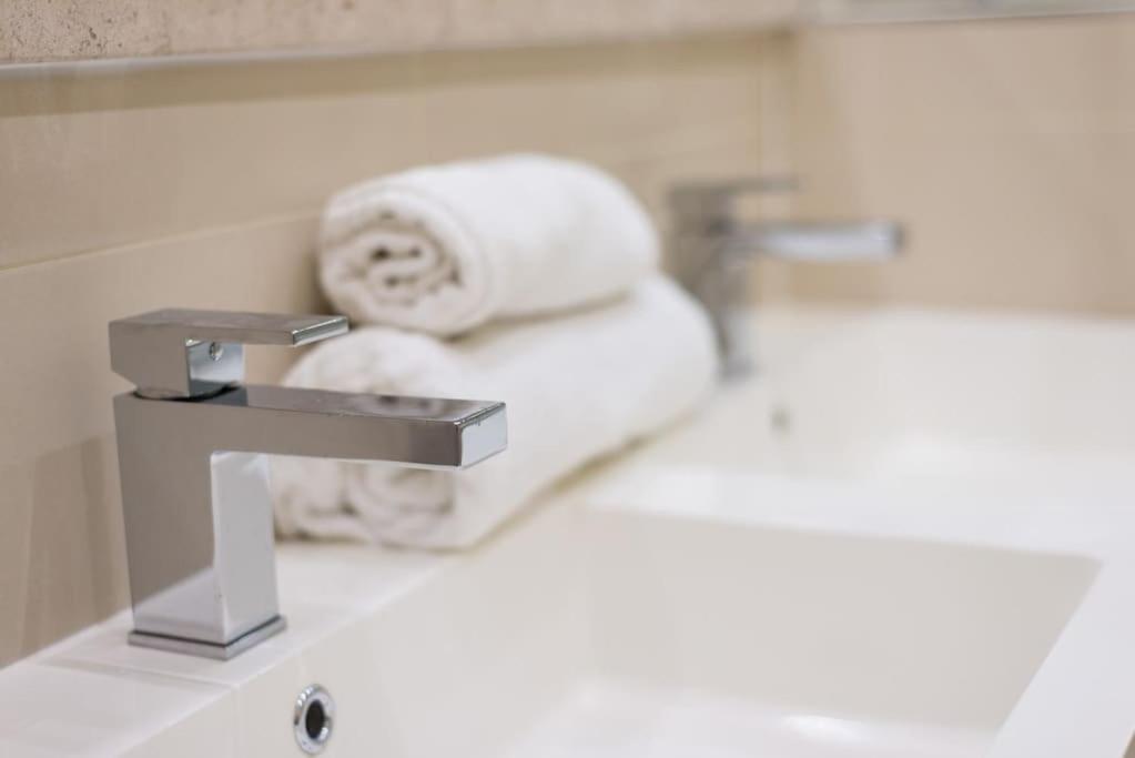 Self Catering , City Centre Apartment With Parking Edynburg Zewnętrze zdjęcie