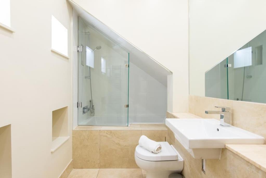 Self Catering , City Centre Apartment With Parking Edynburg Zewnętrze zdjęcie