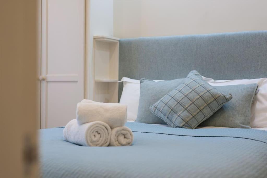 Self Catering , City Centre Apartment With Parking Edynburg Zewnętrze zdjęcie