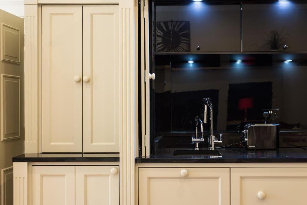 Self Catering , City Centre Apartment With Parking Edynburg Zewnętrze zdjęcie